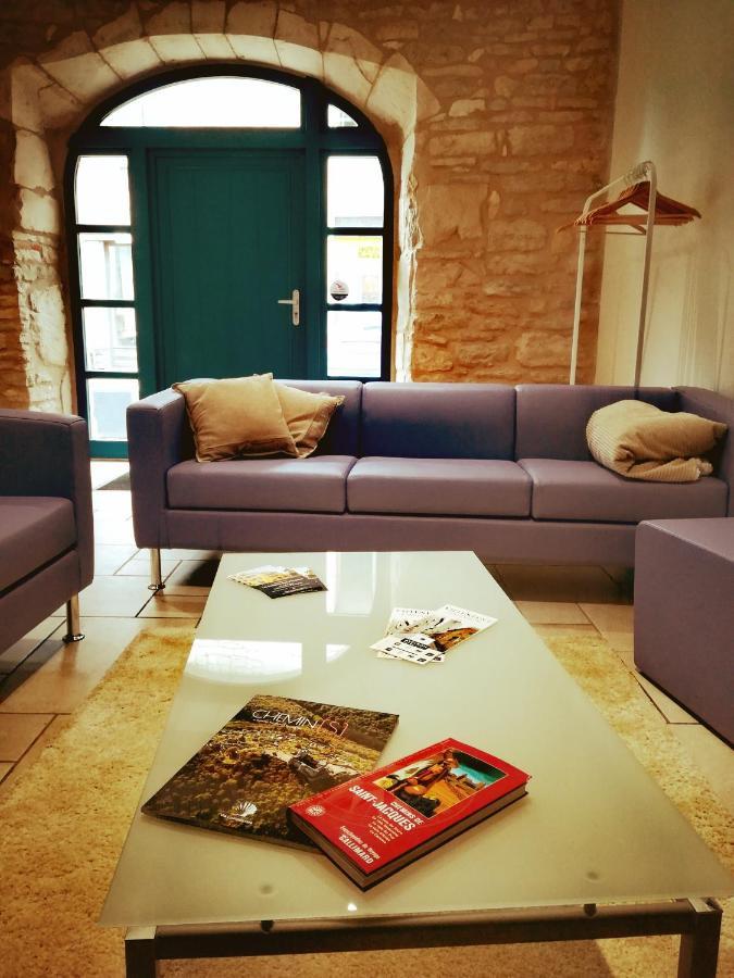 Gite La Maison Des Pelerins Villeneuve-d'Aveyron ภายนอก รูปภาพ